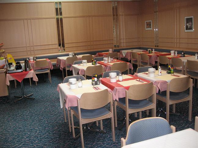 Illuster Hotel breakfast tables