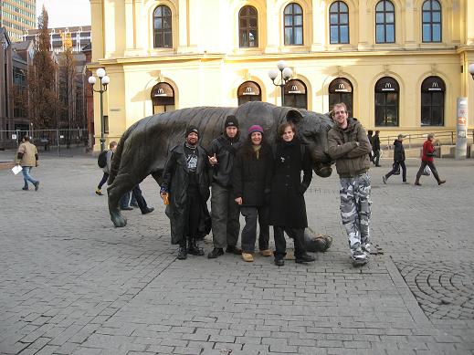 Phil, Stefan, Cindy, David, Lars in front of Tiger
